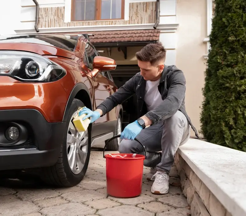 Lavage auto à domicile Chaintrix-Bierges : professionnel intervenant sur un véhicule